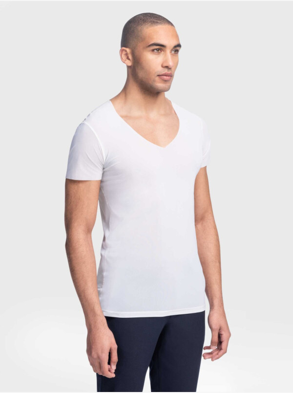 Ultra Light lang wit, onzichtbaar heren T-shirt Hanoi, slim fit en met medium diepe v-hals van Girav. HEIQ Smart Temp en HEIQ Temp Fresh houden je koel, droog en comfortabel!